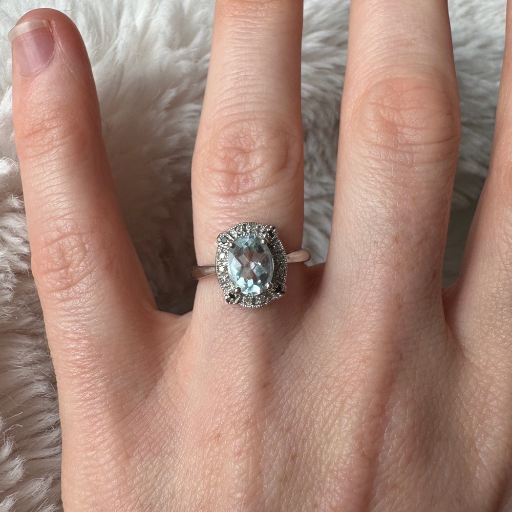 Elegant Silver Ring with Clear Gemstone